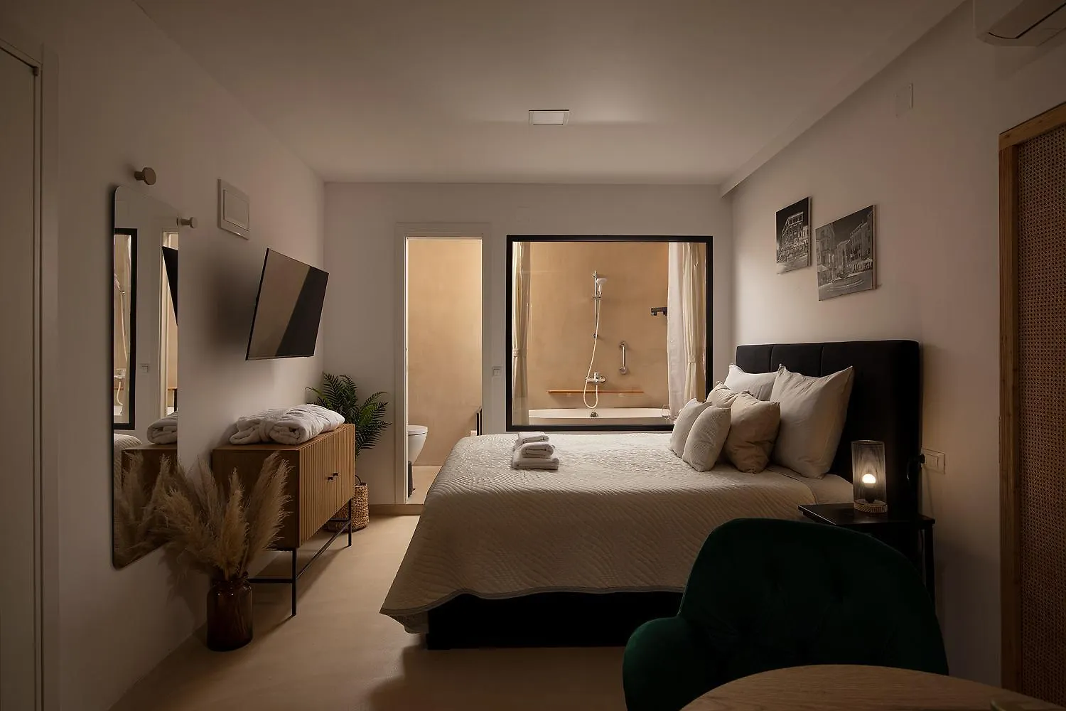 Deluxe Studio In City Center With Free Private Parking location